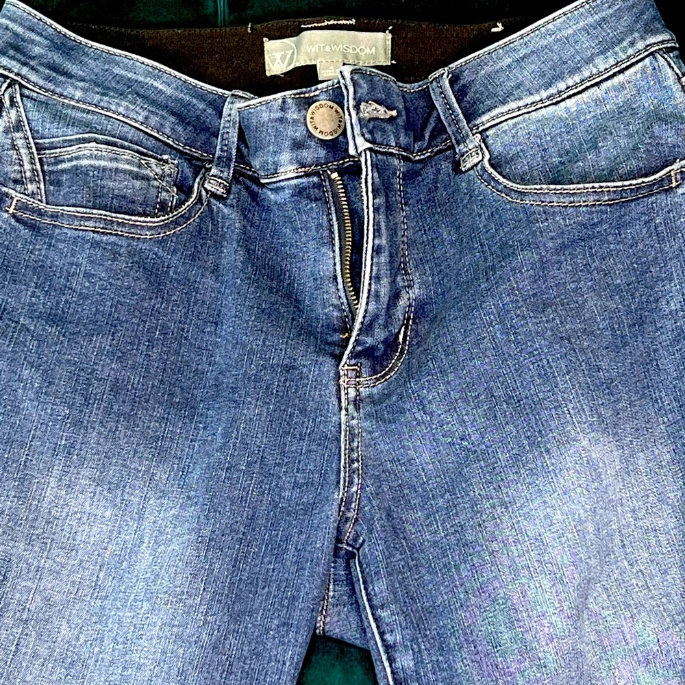 Wit and Wisdom womens frayed jeans. Size 4. Stretch fit.